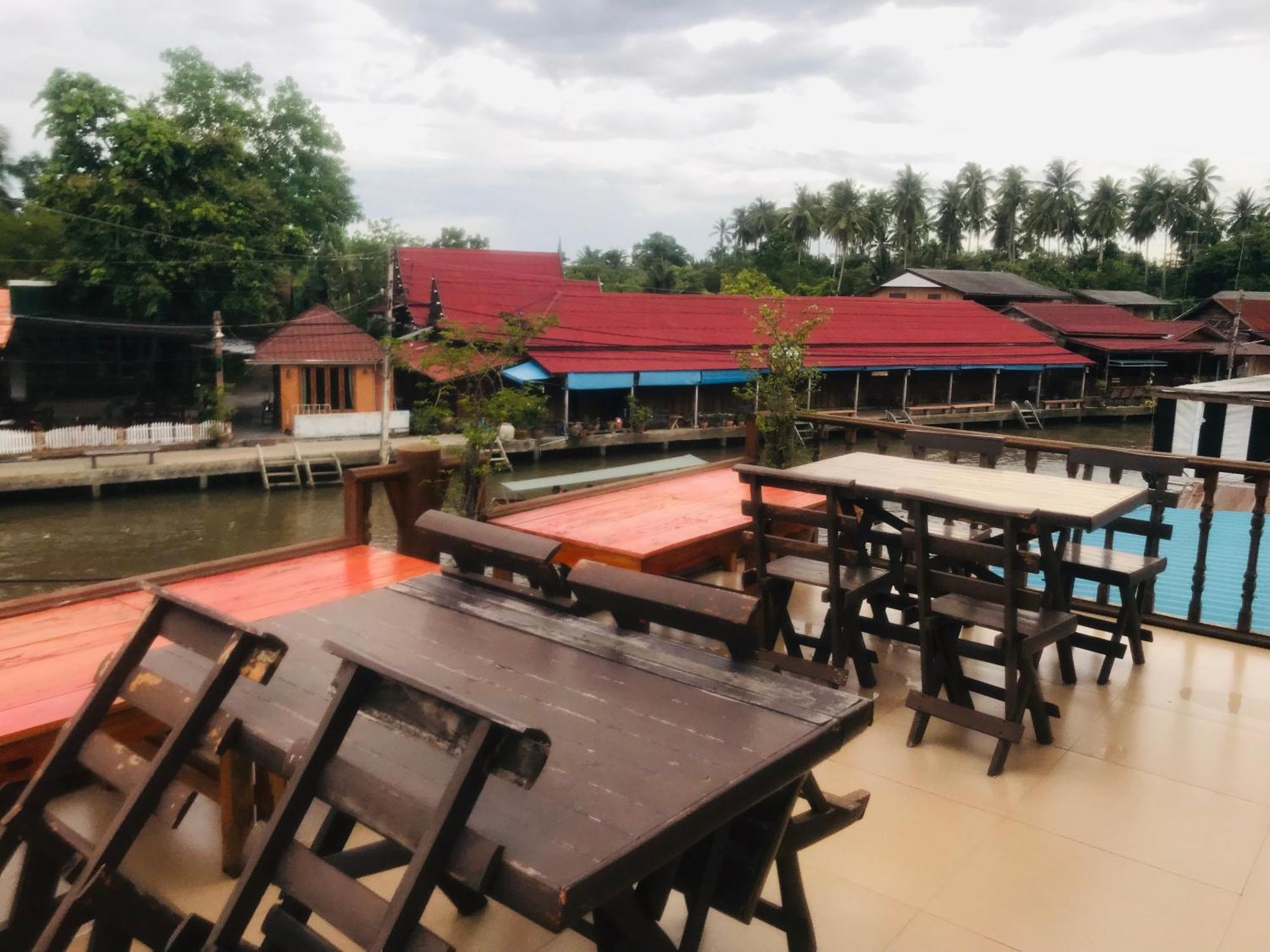 Baan Pitumata Amphawa Hotel Exterior photo